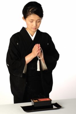 お葬式で遺族以外が着物を着ても大丈夫 マナーや注意点は